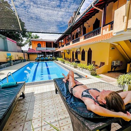Drifters Hotel & Beach Restaurant Хиккадува Экстерьер фото