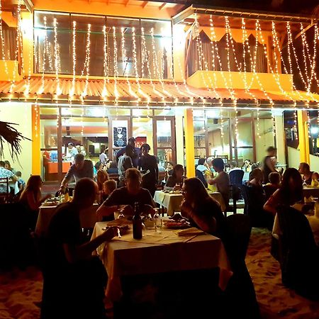Drifters Hotel & Beach Restaurant Хиккадува Экстерьер фото