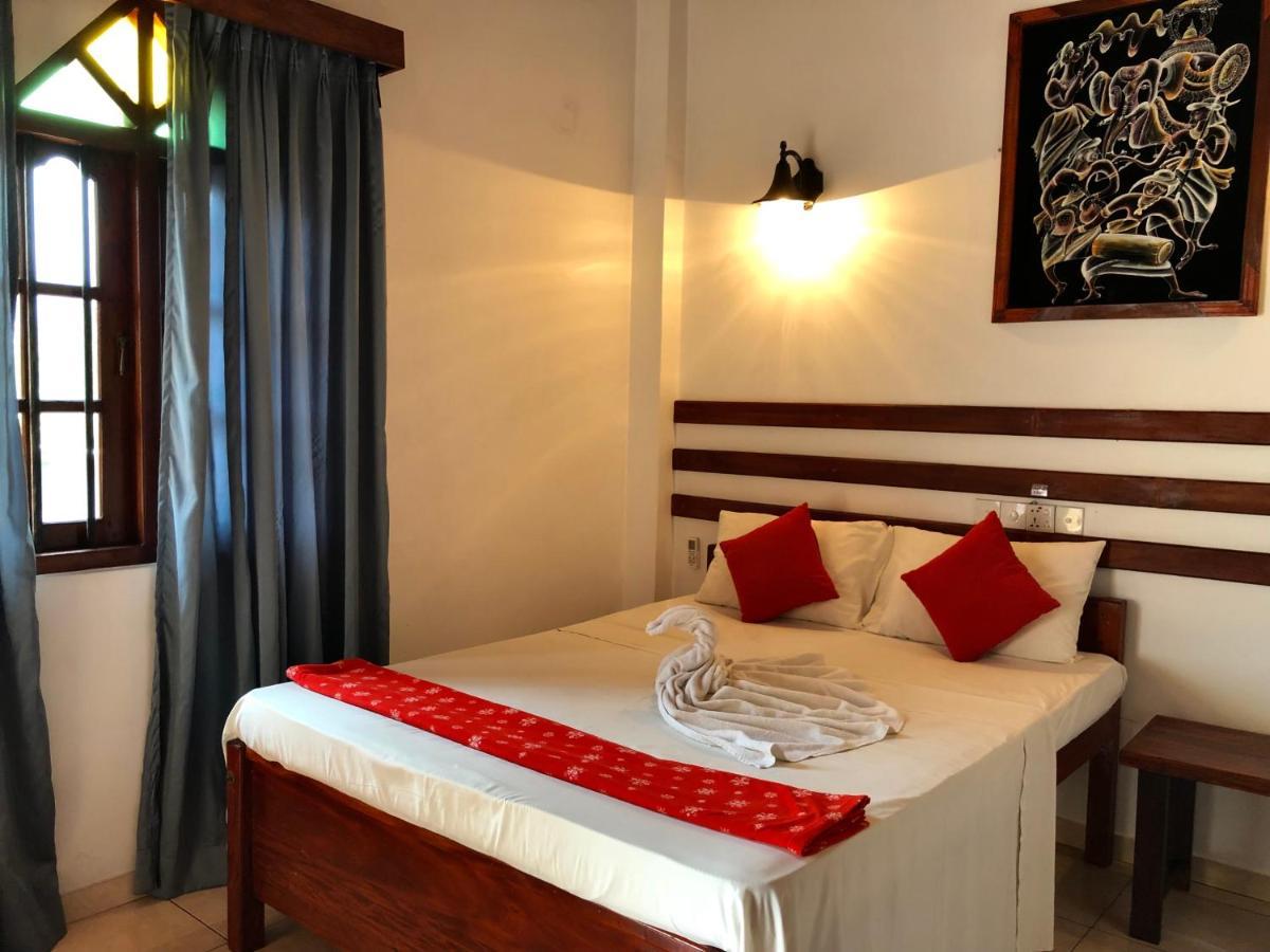 Drifters Hotel & Beach Restaurant Хиккадува Экстерьер фото