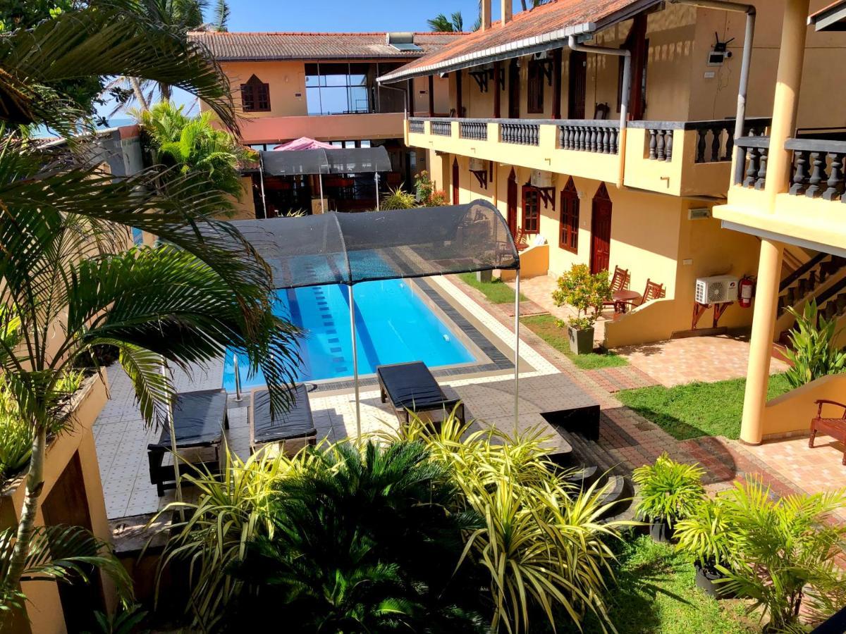 Drifters Hotel & Beach Restaurant Хиккадува Экстерьер фото