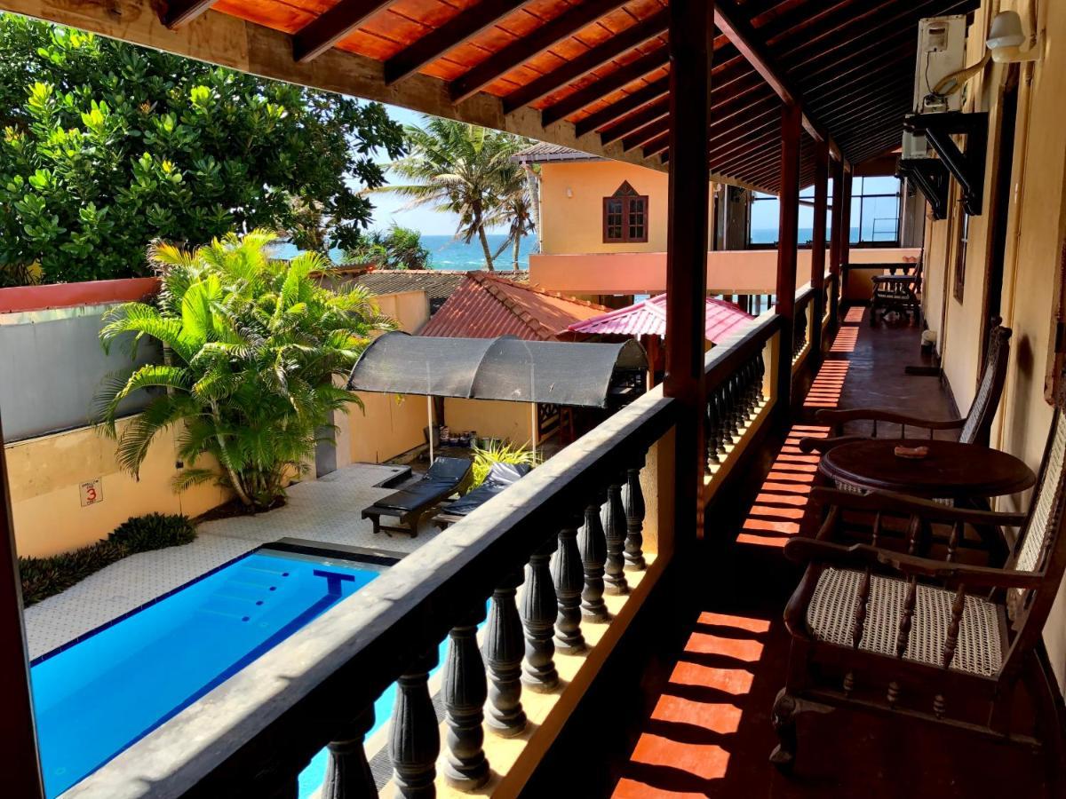 Drifters Hotel & Beach Restaurant Хиккадува Экстерьер фото