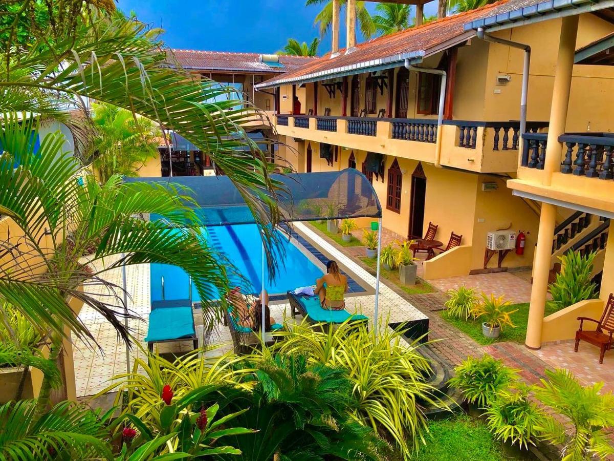 Drifters Hotel & Beach Restaurant Хиккадува Экстерьер фото