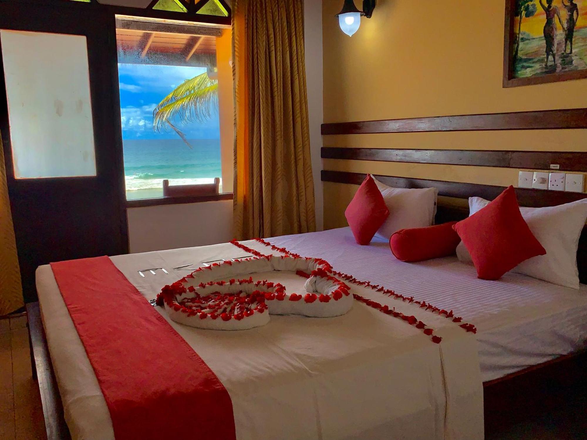 Drifters Hotel & Beach Restaurant Хиккадува Экстерьер фото