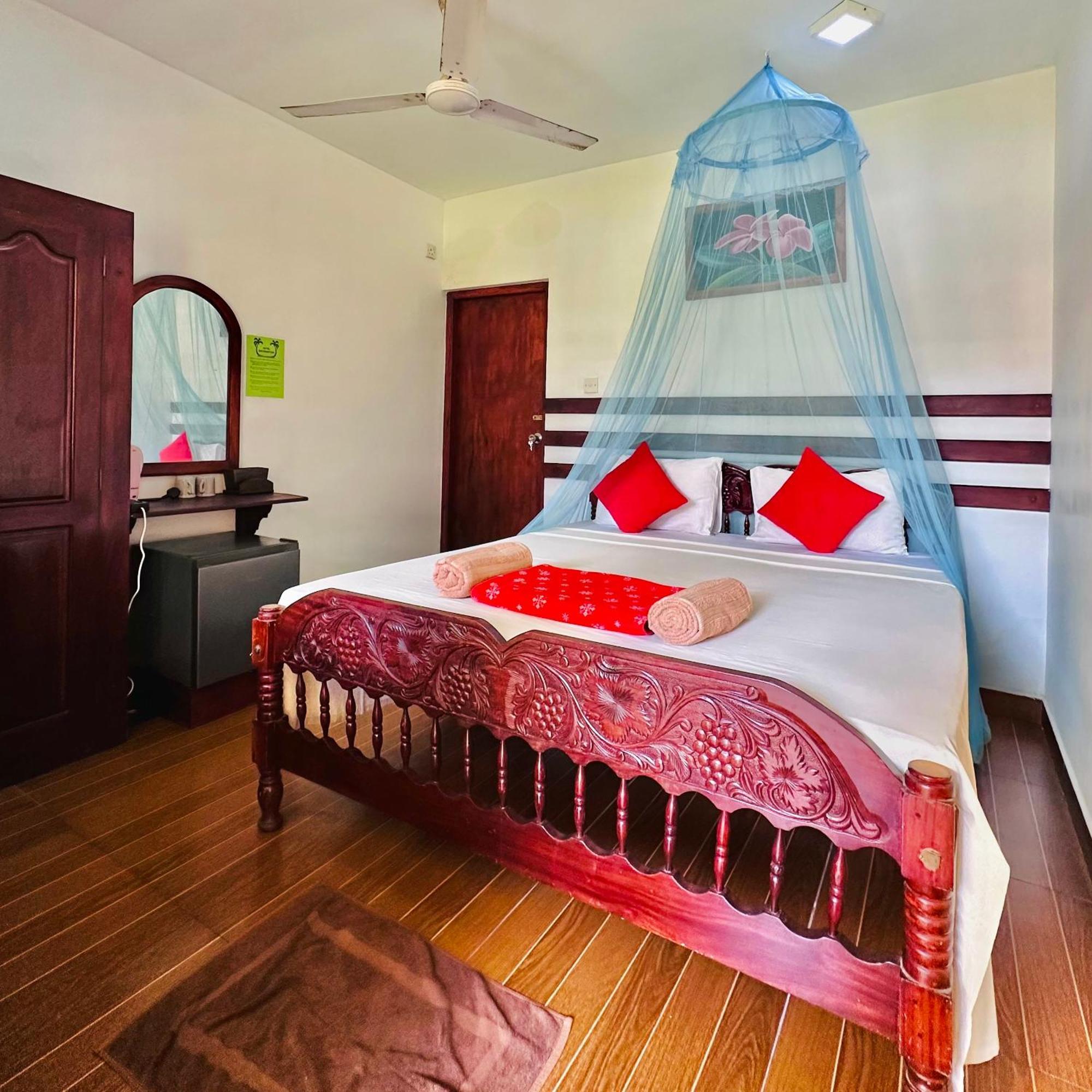 Drifters Hotel & Beach Restaurant Хиккадува Экстерьер фото