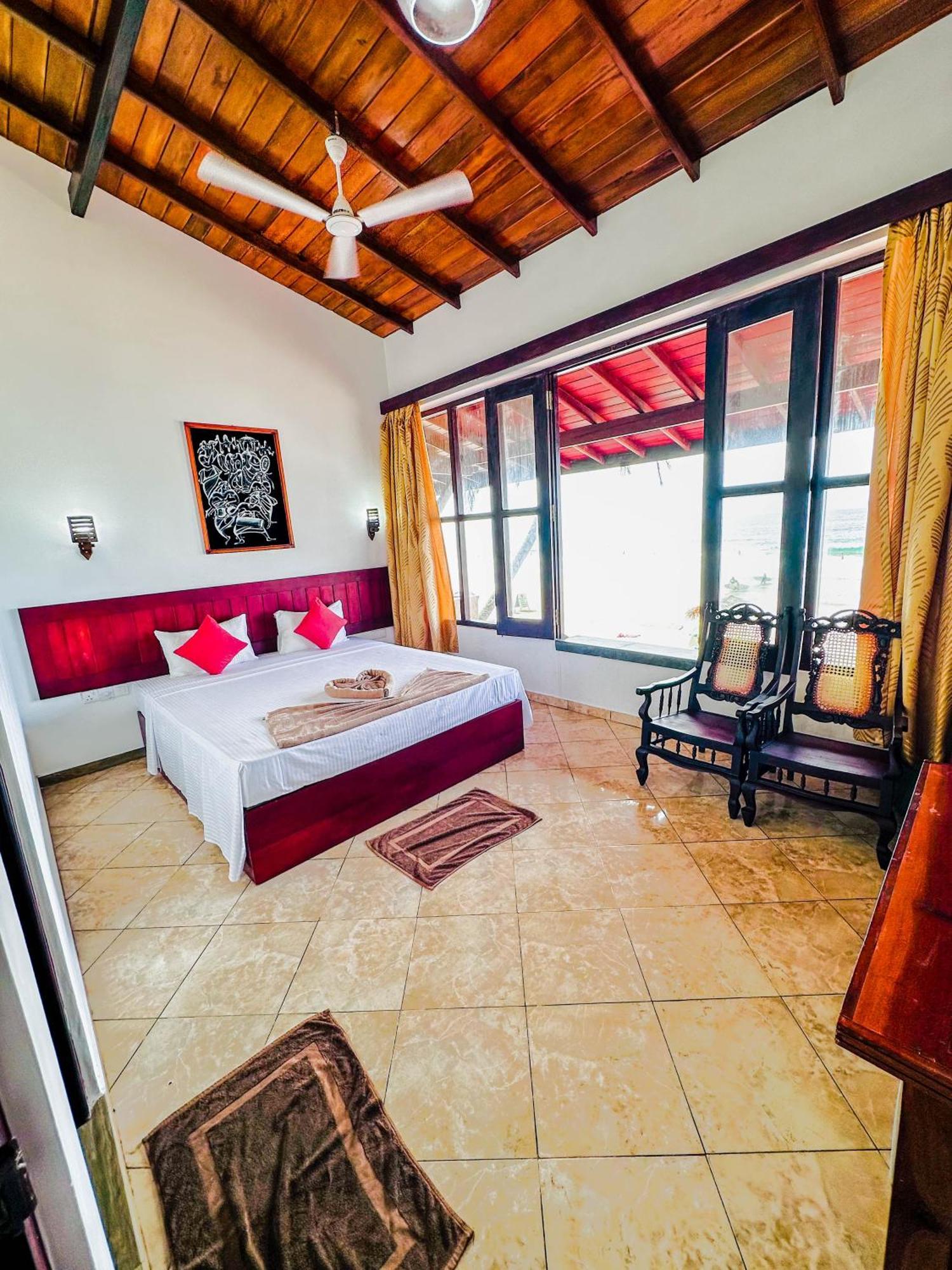 Drifters Hotel & Beach Restaurant Хиккадува Экстерьер фото