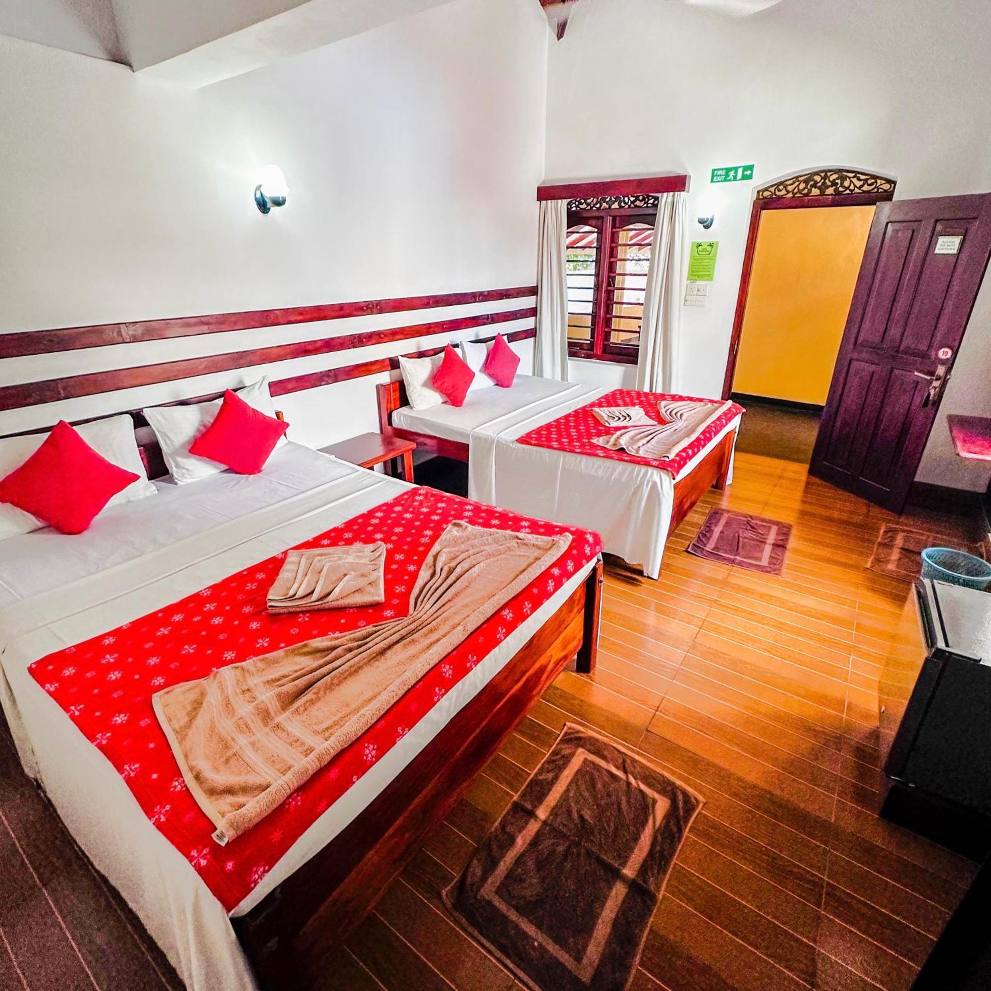 Drifters Hotel & Beach Restaurant Хиккадува Экстерьер фото