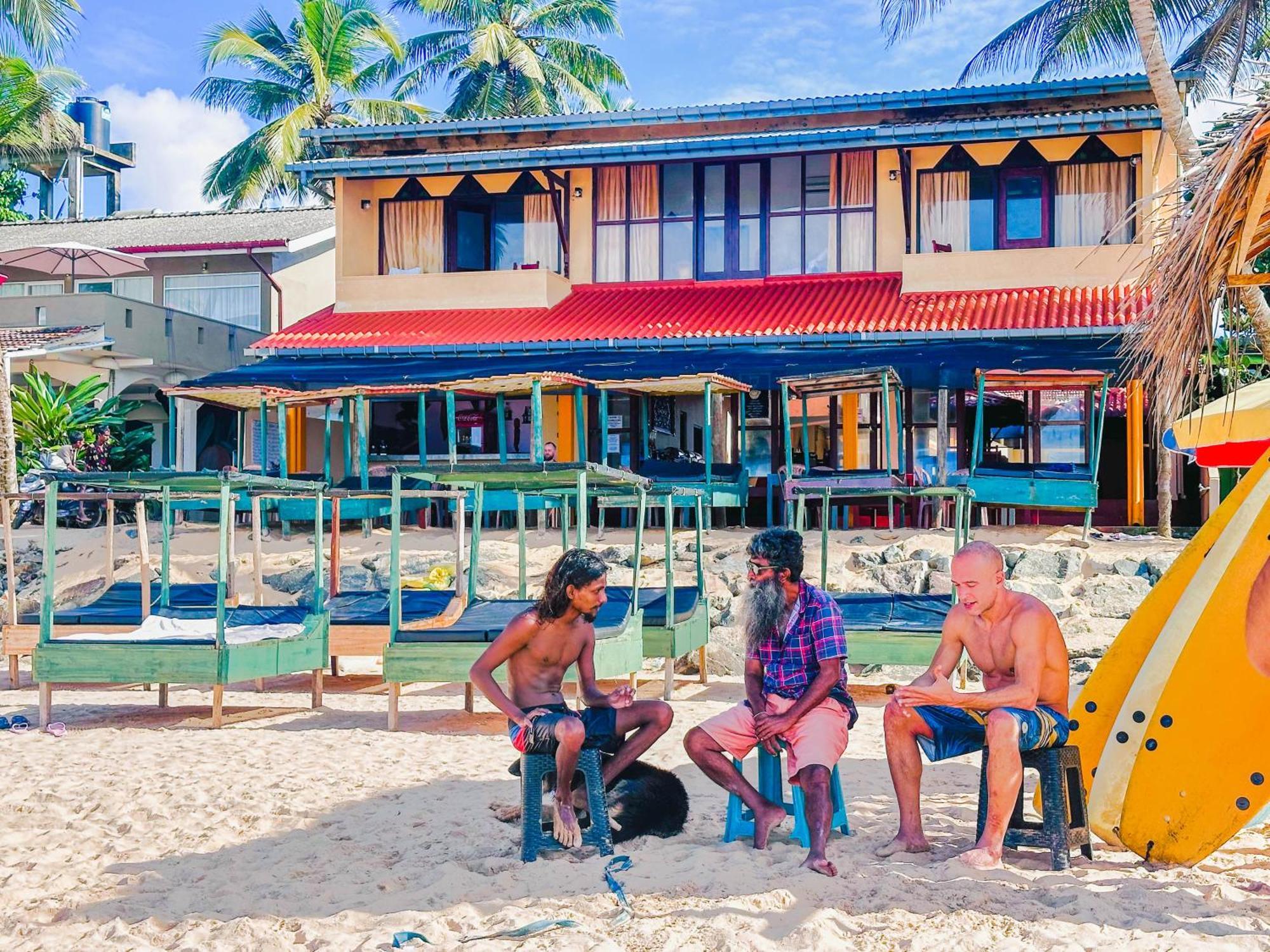 Drifters Hotel & Beach Restaurant Хиккадува Экстерьер фото