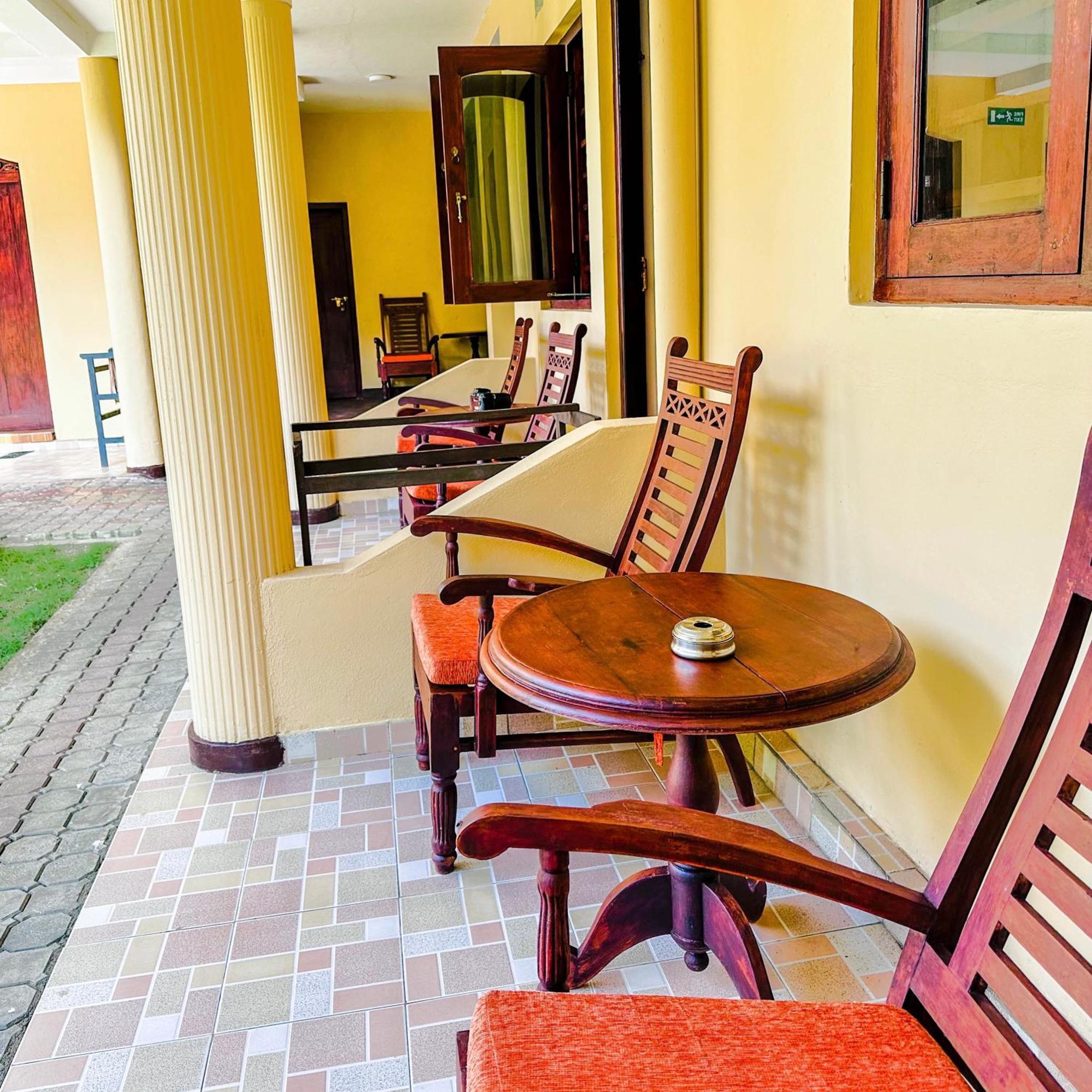 Drifters Hotel & Beach Restaurant Хиккадува Экстерьер фото