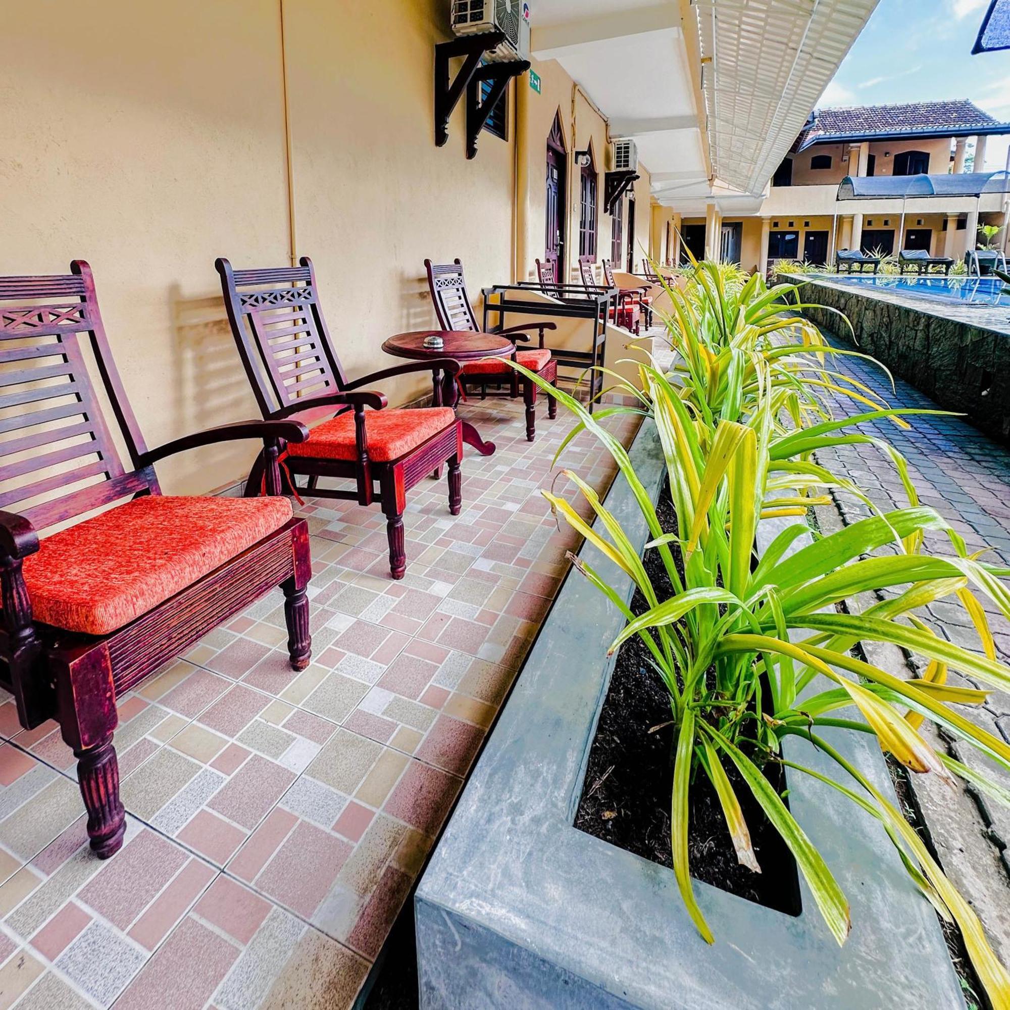 Drifters Hotel & Beach Restaurant Хиккадува Экстерьер фото