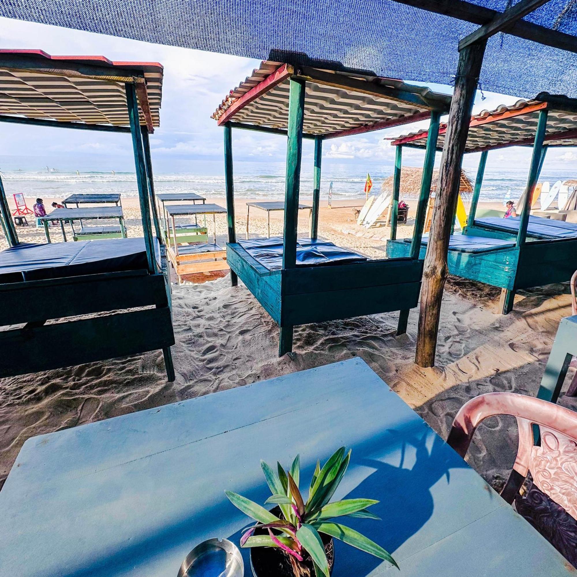 Drifters Hotel & Beach Restaurant Хиккадува Экстерьер фото