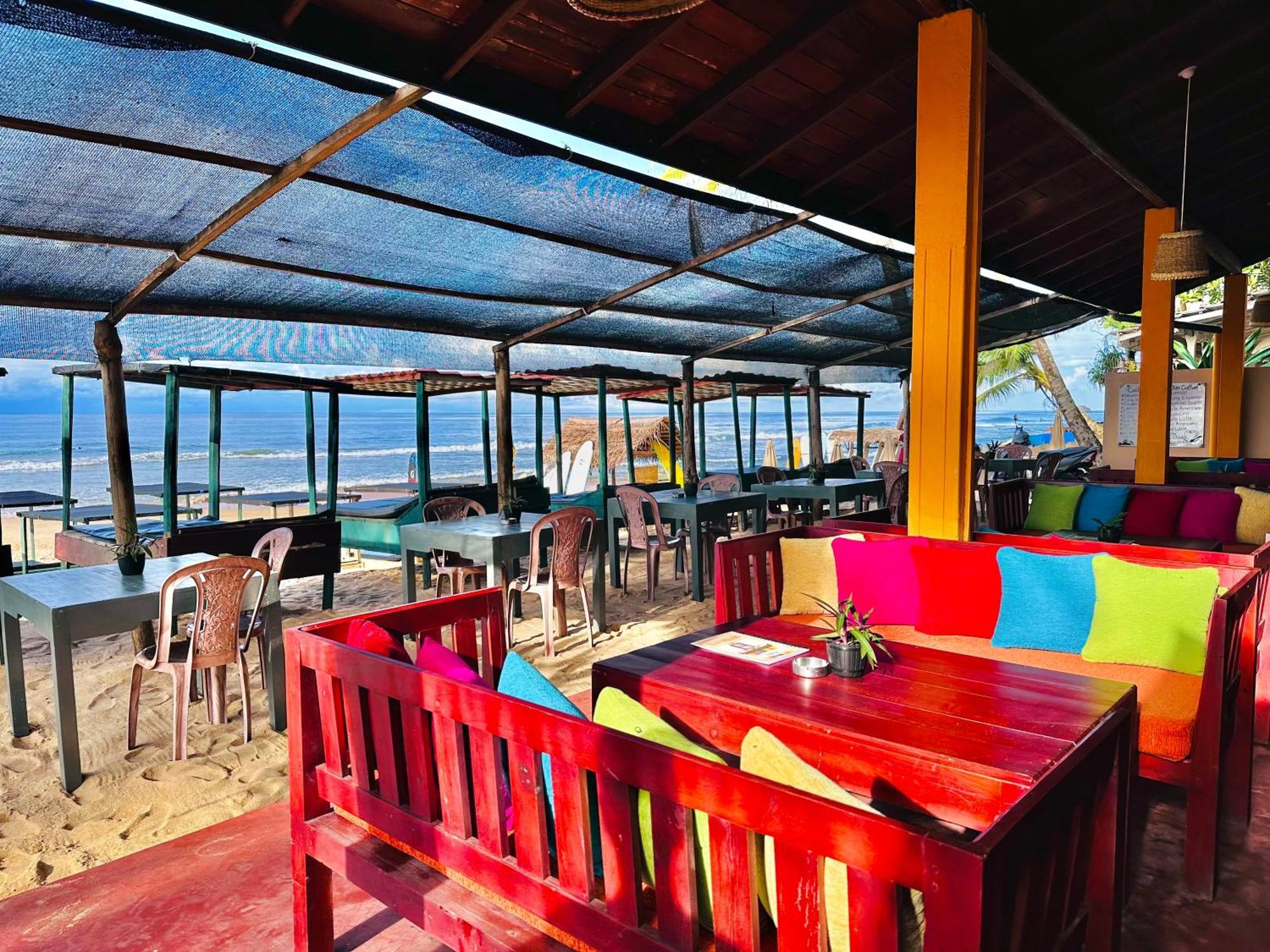 Drifters Hotel & Beach Restaurant Хиккадува Экстерьер фото