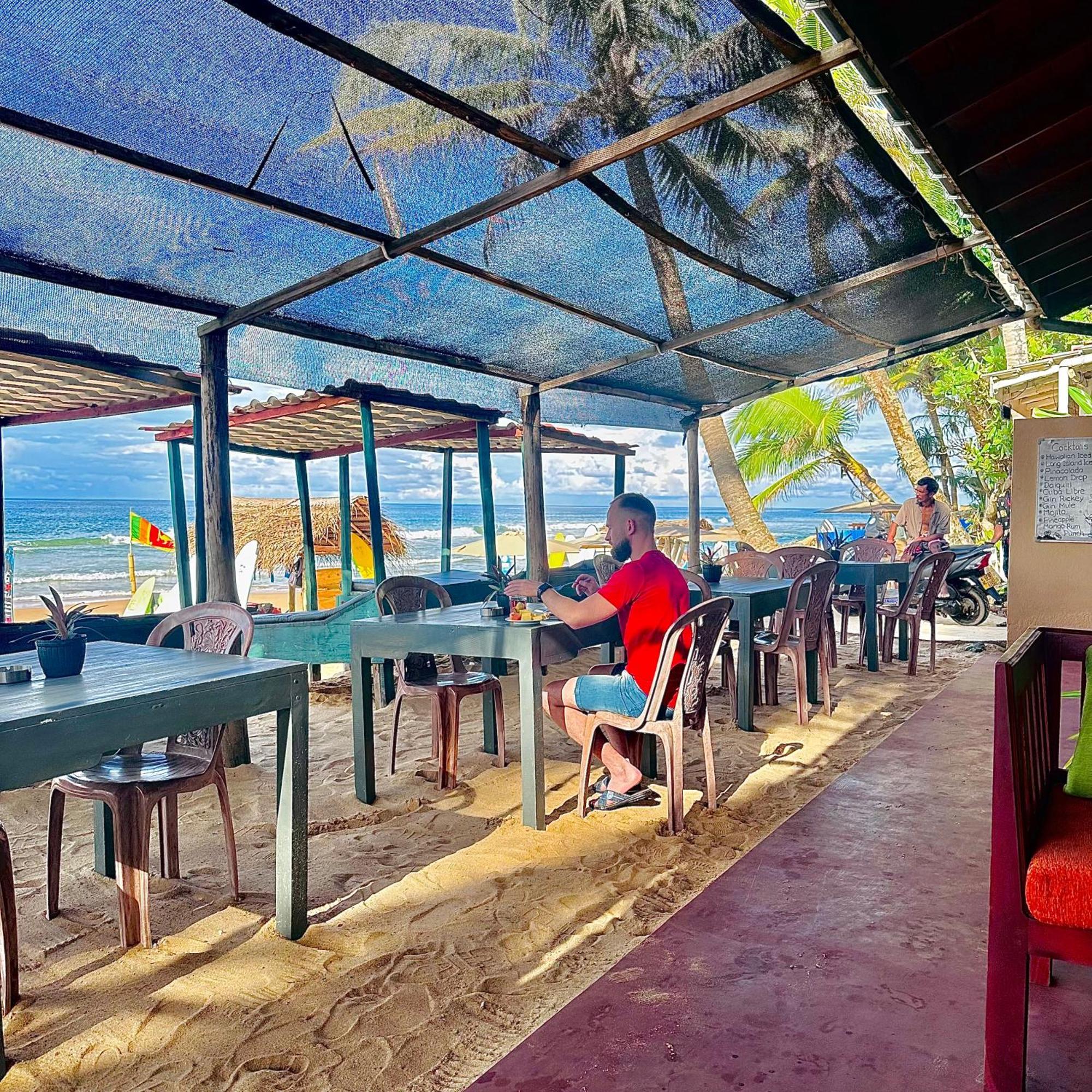 Drifters Hotel & Beach Restaurant Хиккадува Экстерьер фото