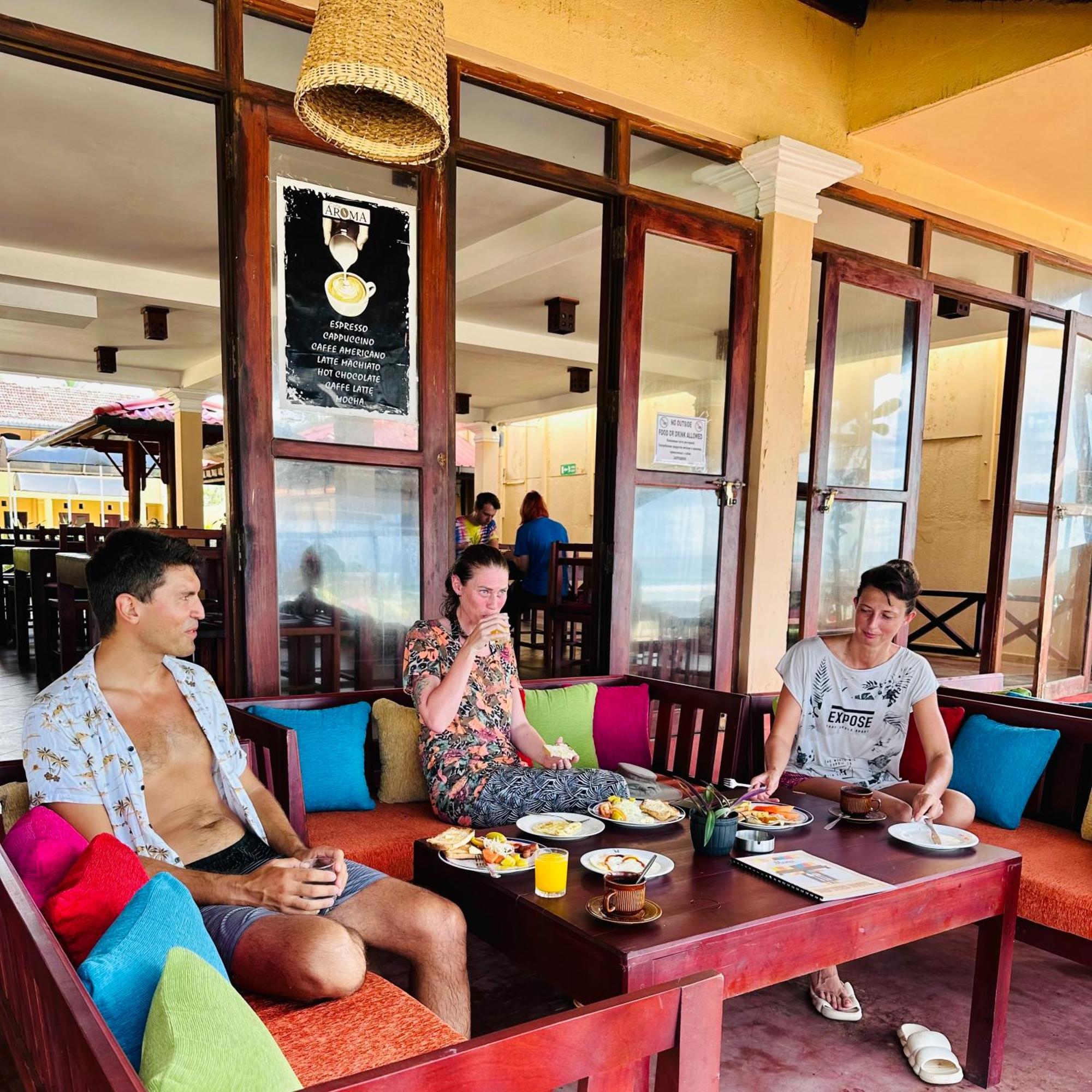 Drifters Hotel & Beach Restaurant Хиккадува Экстерьер фото