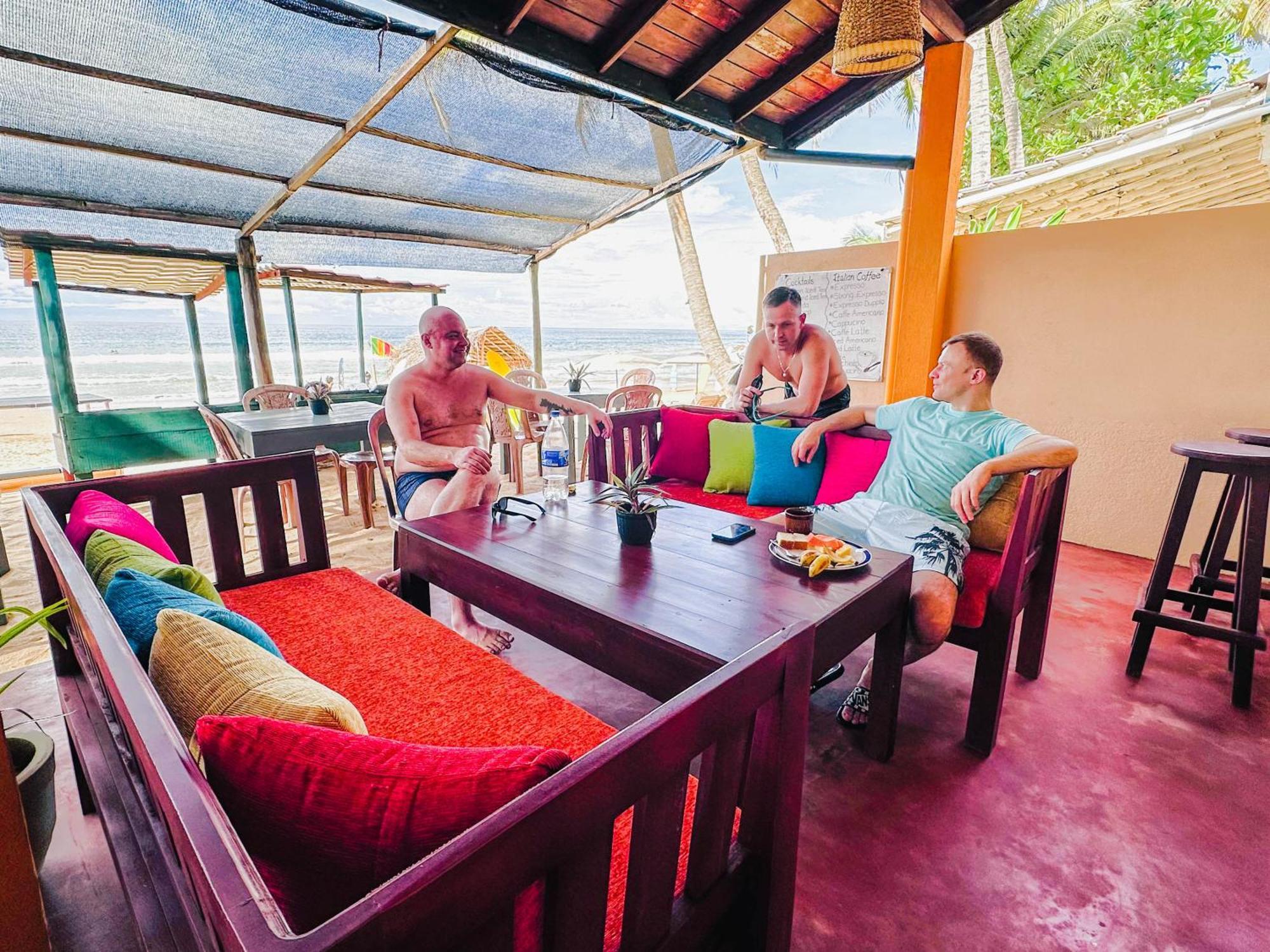 Drifters Hotel & Beach Restaurant Хиккадува Экстерьер фото