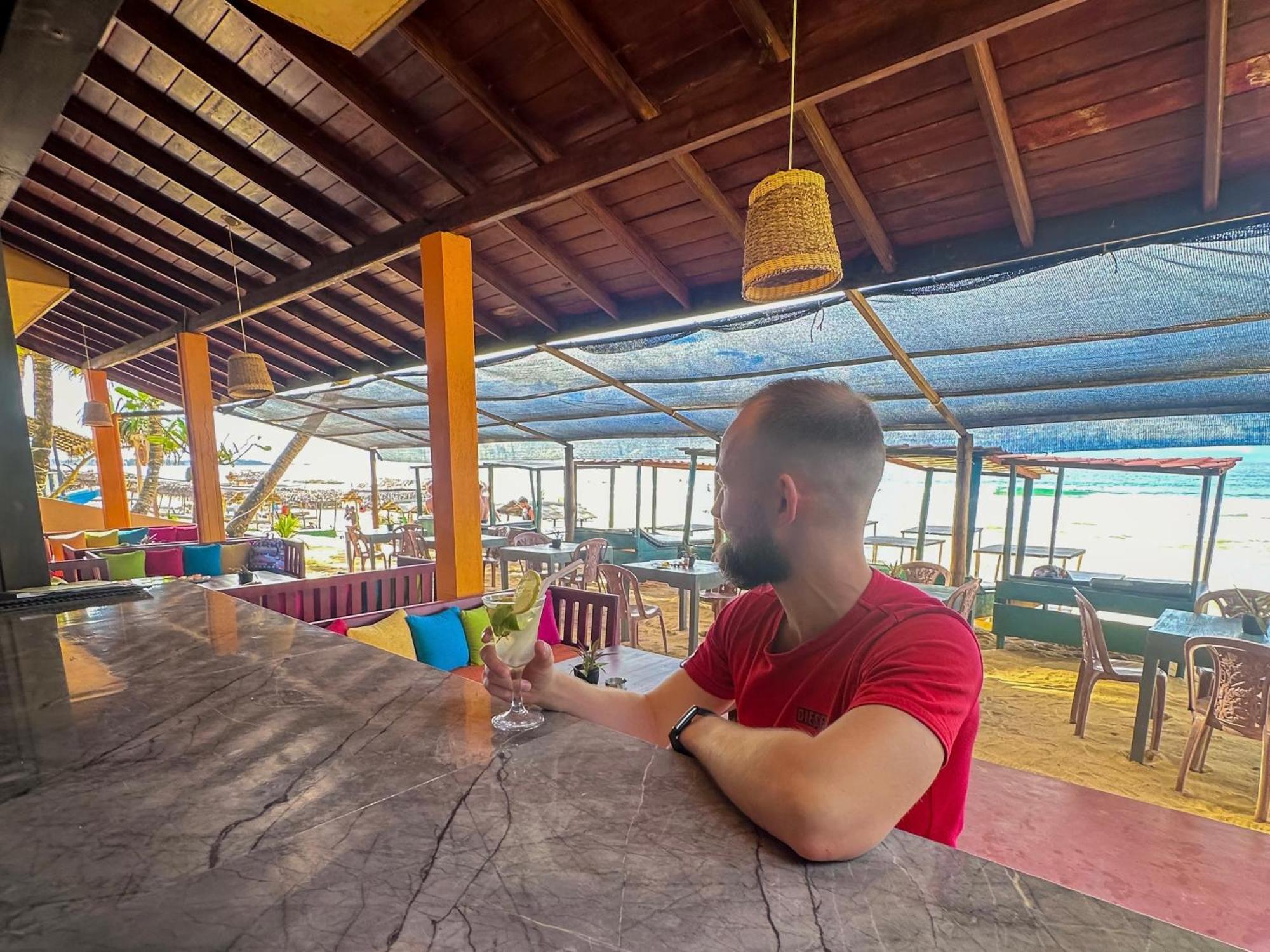 Drifters Hotel & Beach Restaurant Хиккадува Экстерьер фото