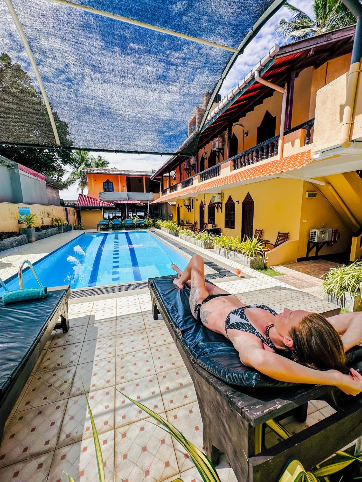 Drifters Hotel & Beach Restaurant Хиккадува Экстерьер фото