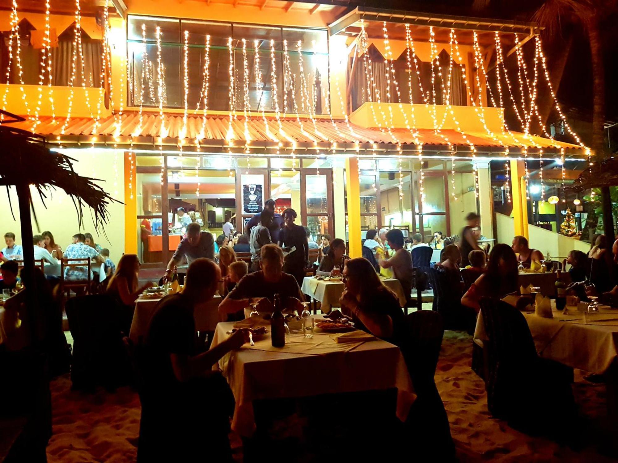 Drifters Hotel & Beach Restaurant Хиккадува Экстерьер фото