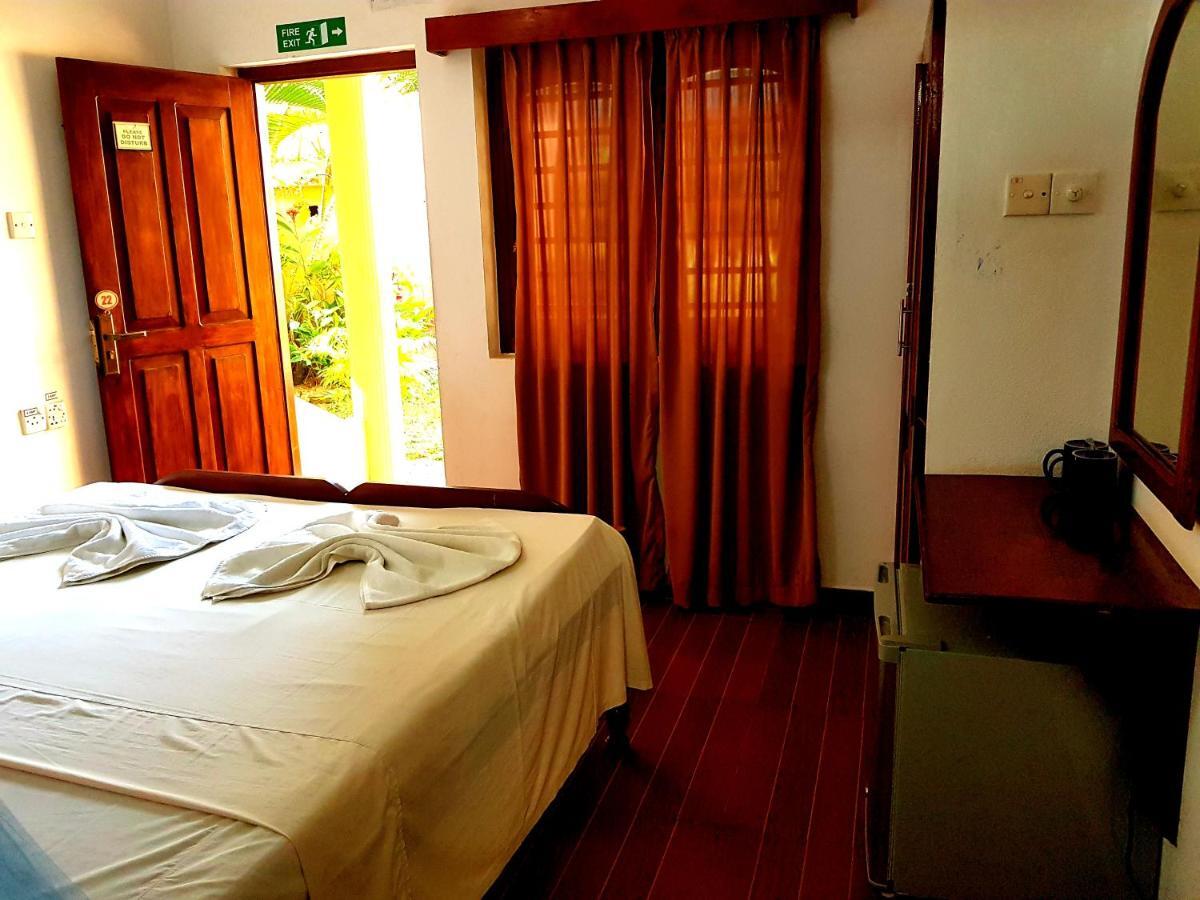 Drifters Hotel & Beach Restaurant Хиккадува Экстерьер фото