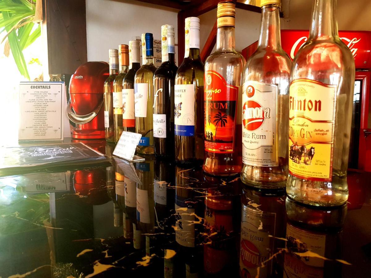 Drifters Hotel & Beach Restaurant Хиккадува Экстерьер фото